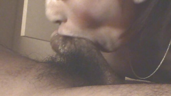 Milie ترتدي سكس عربي افلام عربية رومانسية قمة سوداء وتنورة مع الثدي و كلسون
