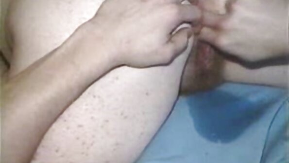 امرأة حمراء تنتظر افلام رومانسيه سكس الجنس ويظهر لنا جسدها العاري