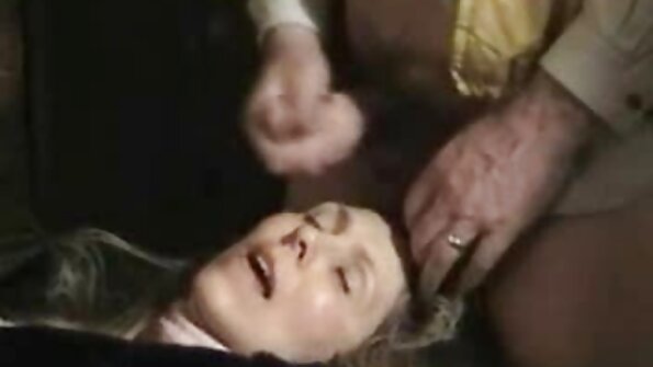 الكبار امرأة و شريك الاستمتاع صنع الحب معا للمنزل فيلم سكس اجنبي رومانسي تبا